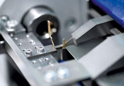 Präzision: Numerisch gesteuerte Schwenkbiegemaschinen bringen kleinste Kontaktbleche exakt in Form. 