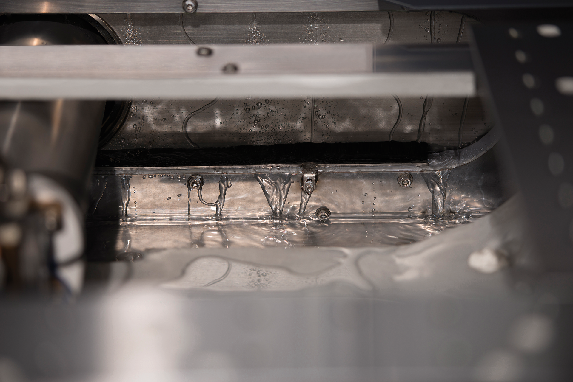 Cleaning the tank seal